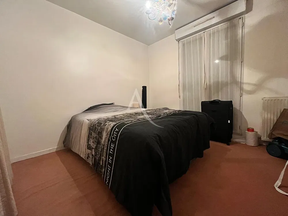 Chambre; lumière naturelle, parquet