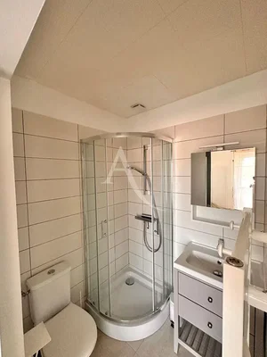 Banyo; fayans zemin, doğal ışık, tadilatlı