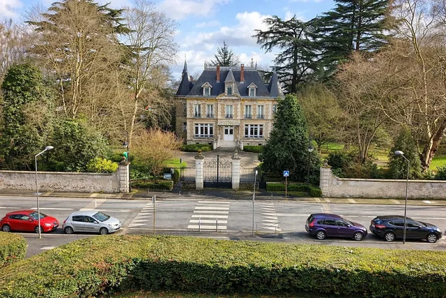 Dům a okolí; výhled