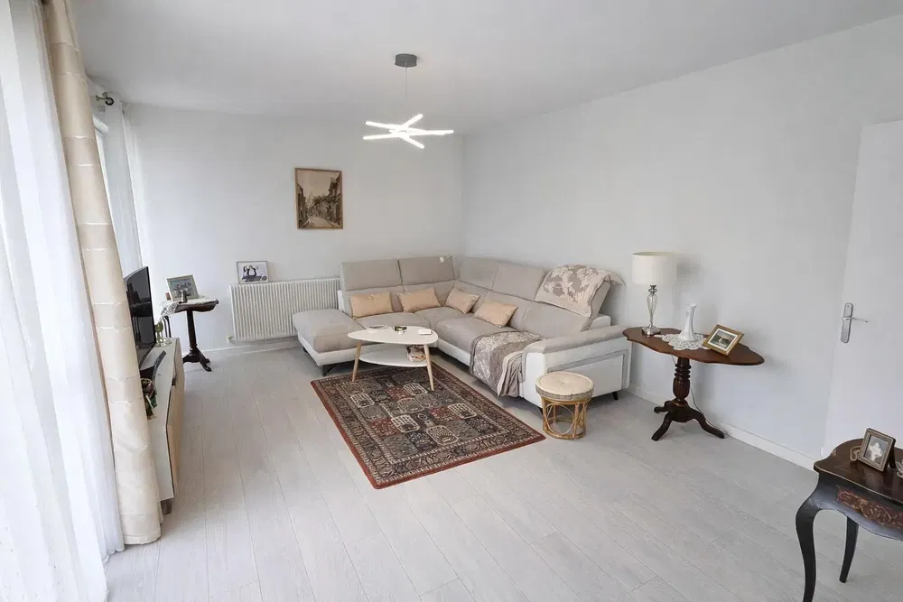 Wohnzimmer; holzboden, tageslicht, moderner stil