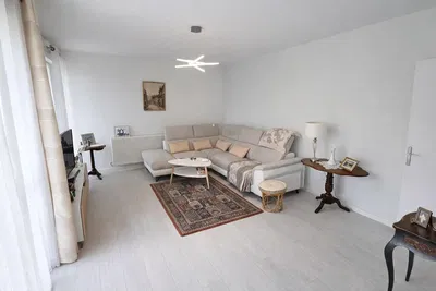 Wohnzimmer; holzboden, tageslicht, moderner stil