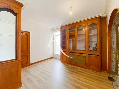 Σαλόνι; ξύλινες δοκούς, ξύλινο πάτωμα, φυσικό φως