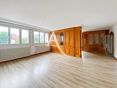 Σαλόνι; θέα, ξύλινο πάτωμα, φυσικό φως