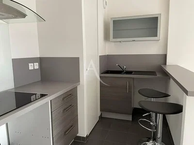 Küche; küchengeräte, fliesenboden, renoviert, tageslicht, moderner stil