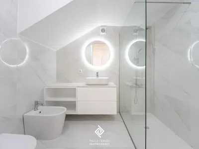 Badezimmer; fliesenboden, tageslicht, renoviert, moderner stil