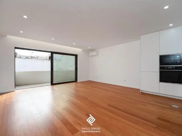 Sala de estar; vista, chão de madeira, eletrodomésticos, renovado, luz natural