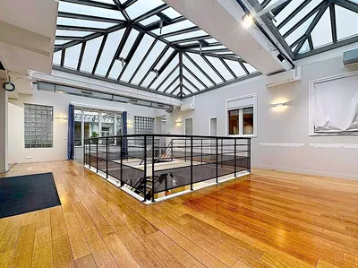 Wohnzimmer; holzboden, tageslicht, hohe decken