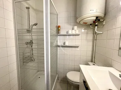 Salle de bain; carrelage, chauffe-eau, lumière naturelle