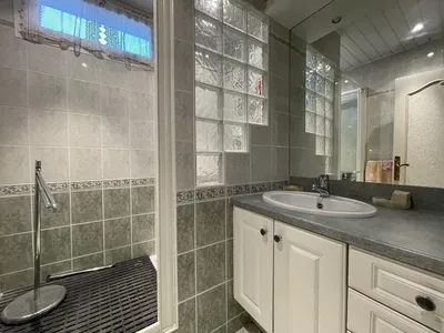 Kupaonica; pločice, prirodna svjetlost