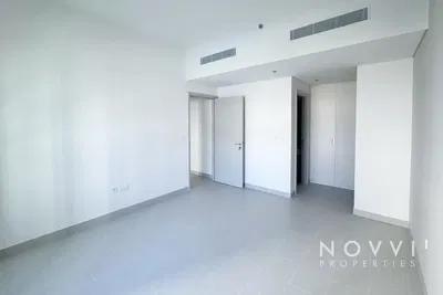 Ložnice; dlažba, přirozené světlo