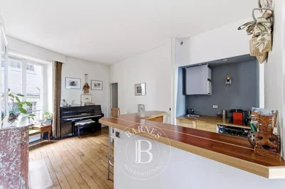 Kuchyně; dřevěná podlaha, přirozené světlo, moderní styl