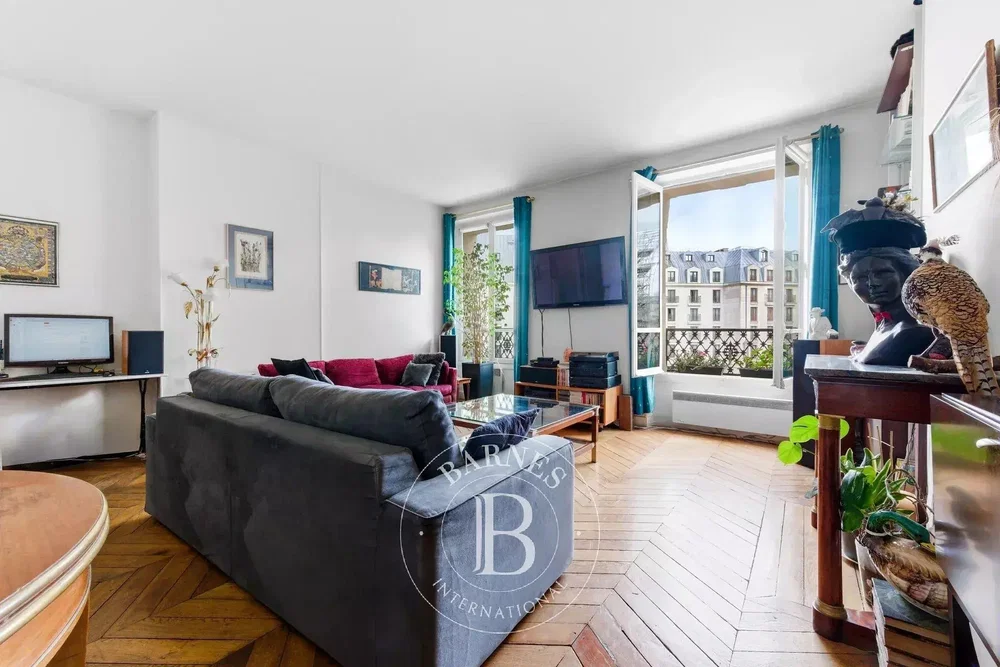 Obývací pokoj; výhled, dřevěná podlaha, přirozené světlo, moderní styl