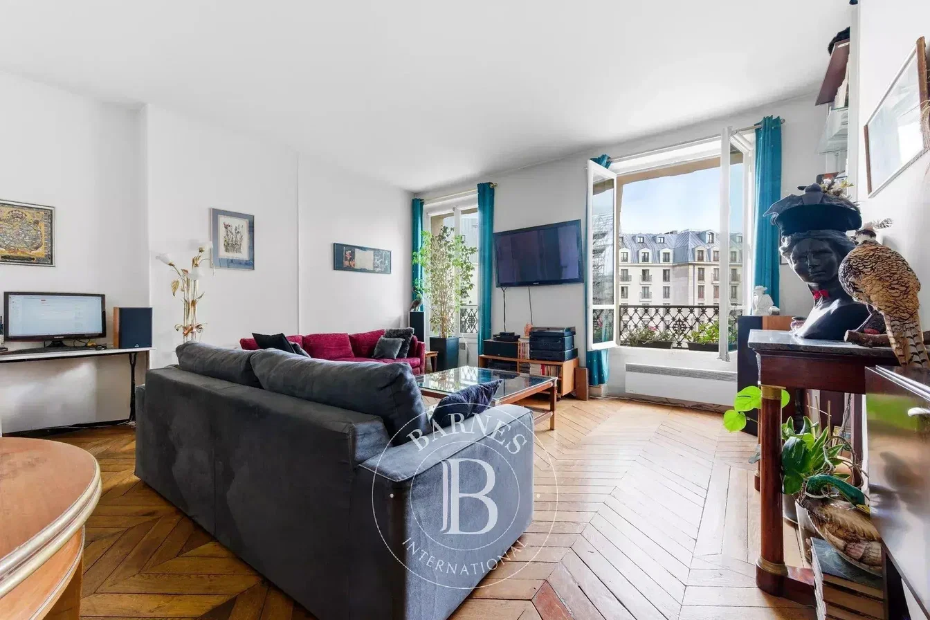 Obývací pokoj; výhled, dřevěná podlaha, přirozené světlo, moderní styl