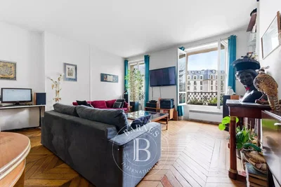 Obývací pokoj; výhled, dřevěná podlaha, přirozené světlo, moderní styl