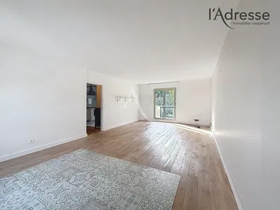 Wohnzimmer; holzboden, tageslicht, renoviert