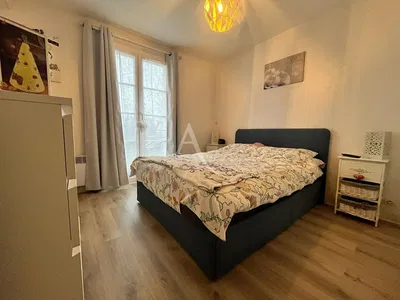 Bedroom; wood floor, natural light, modern style