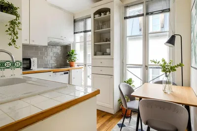 Cozinha; luz natural, chão de madeira