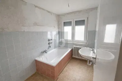 Купатило; плочице, потребна реновација, природно светло