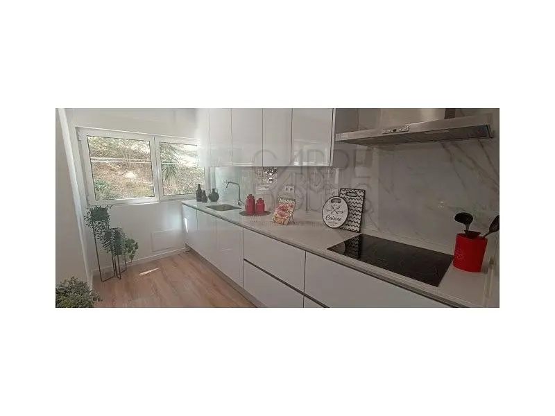 Кухиња; кухињски апарати, природно светло, модерни стил, дрвени под