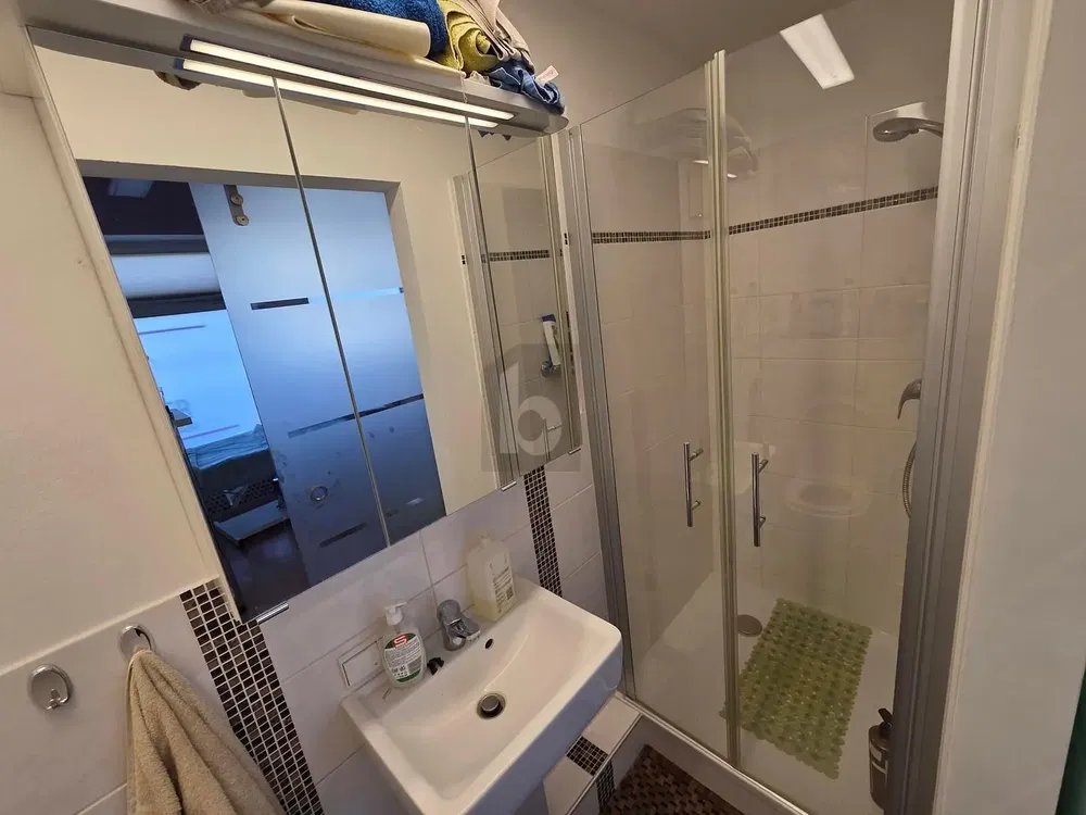 Badezimmer; fliesenboden, tageslicht, renoviert