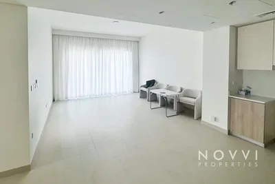 Dnevni boravak; pločice, prirodna svjetlost, moderan stil