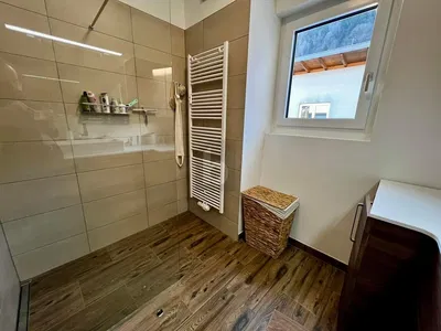 Badezimmer; fliesenboden, tageslicht, renoviert, blick