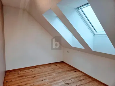 Kinderzimmer; holzboden, tageslicht