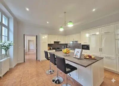 Cuisine; électroménager, carrelage, lumière naturelle