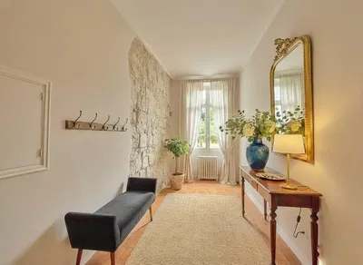 Vestiaire; lumière naturelle, style rustique