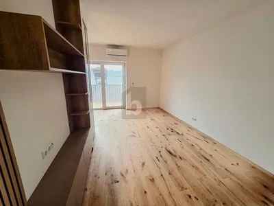 Schlafzimmer; holzboden, tageslicht, renoviert