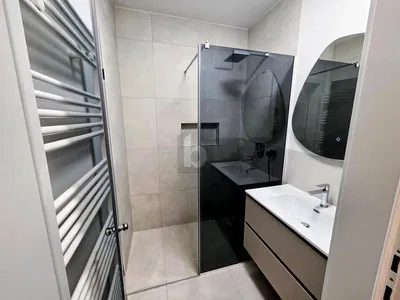 Badezimmer; fliesenboden, renoviert, tageslicht, moderner stil