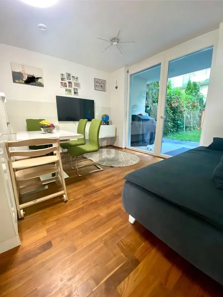 Schlafzimmer; holzboden, tageslicht, moderner stil