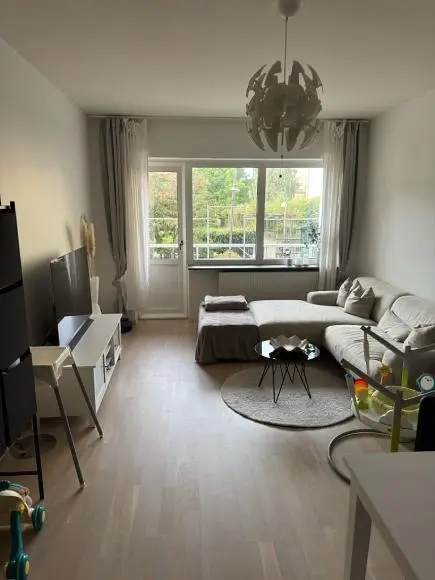 Salon; lumière naturelle, parquet, style moderne