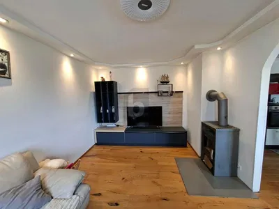 Wohnzimmer; kamin, holzboden, tageslicht