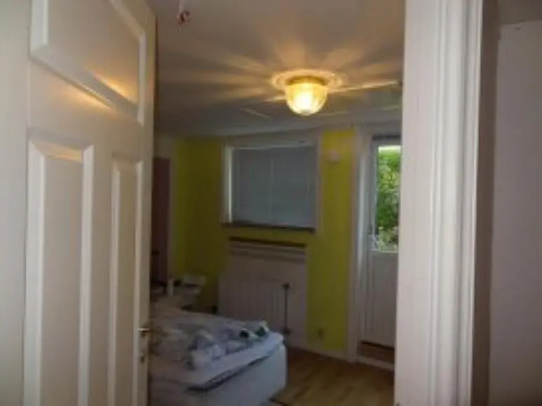 Schlafzimmer; tageslicht, holzboden