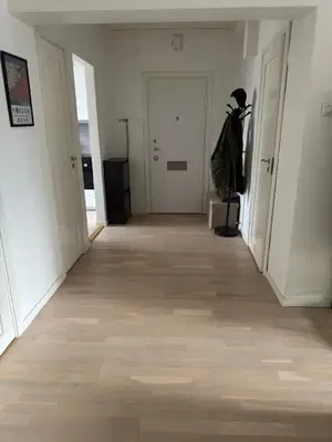 Vestiaire; parquet, lumière naturelle