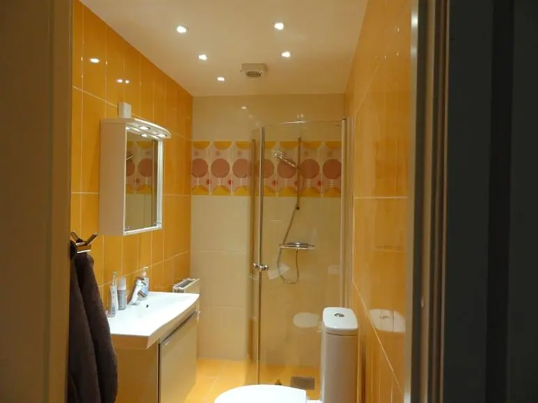 Badezimmer; fliesenboden, tageslicht, renoviert