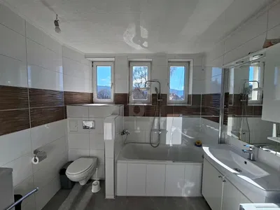 Badezimmer; fliesenboden, tageslicht, renoviert