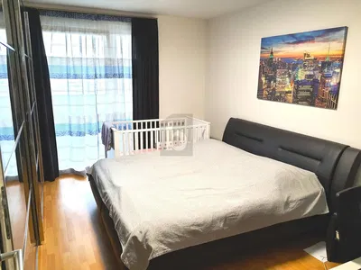 Schlafzimmer; tageslicht, holzboden