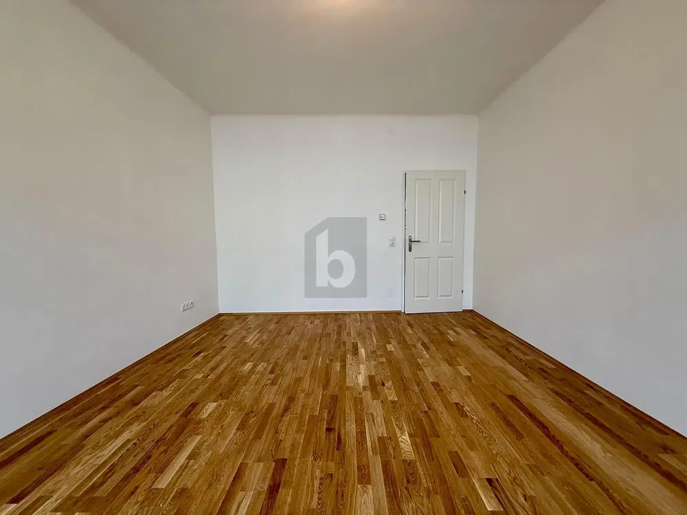 Schlafzimmer; holzboden, tageslicht