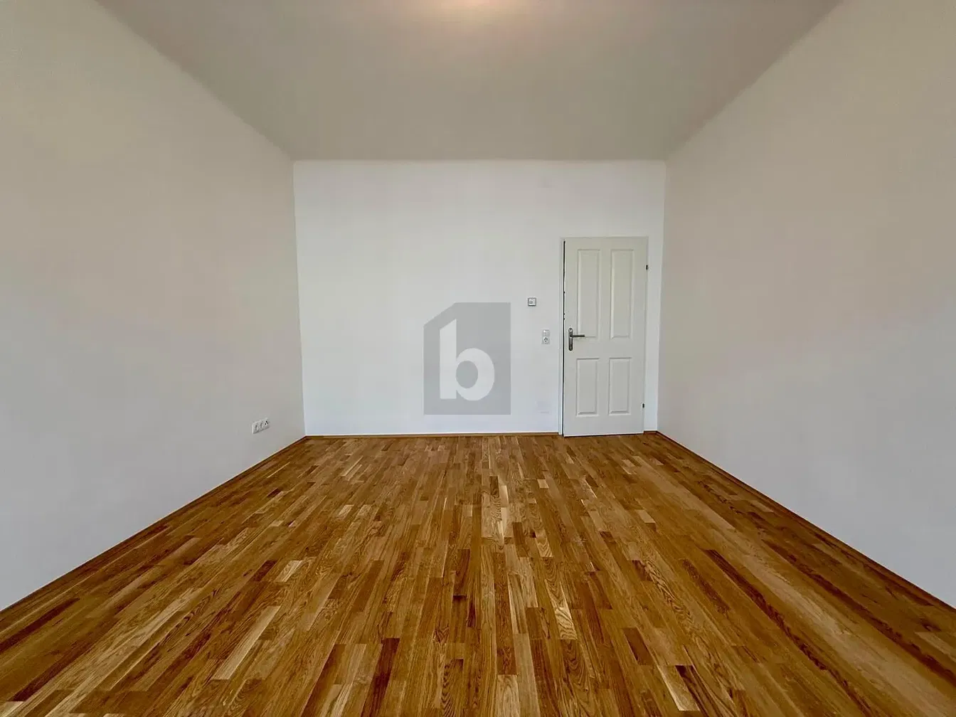 Schlafzimmer; holzboden, tageslicht