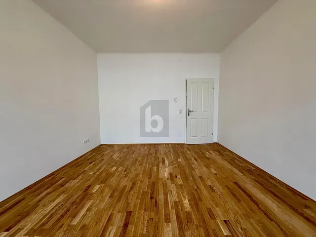 Schlafzimmer; holzboden, tageslicht