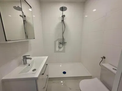 Badezimmer; fliesenboden, renoviert, tageslicht, moderner stil