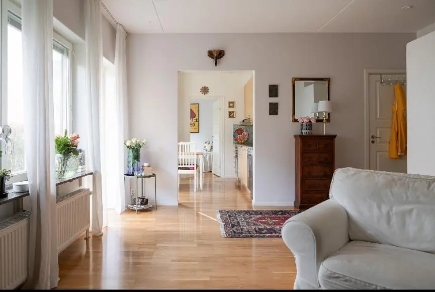 Wohnzimmer; tageslicht, holzboden, moderner stil