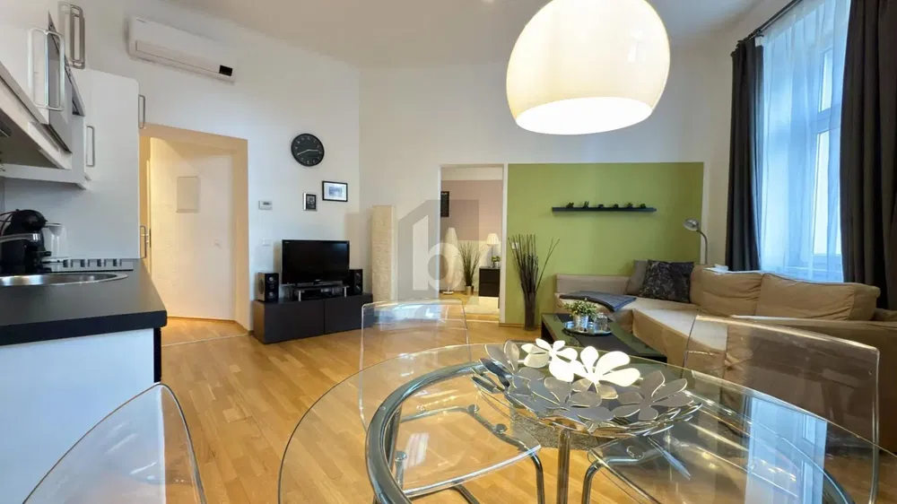 Wohnzimmer; küchengeräte, tageslicht, moderner stil, holzboden