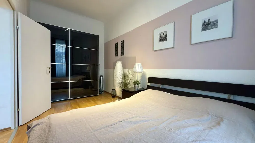 Schlafzimmer; holzboden, tageslicht, moderner stil