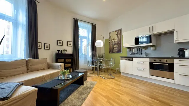 Wohnzimmer; küchengeräte, holzboden, tageslicht, moderner stil