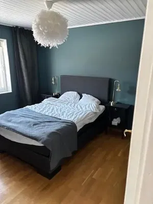 Schlafzimmer; tageslicht, holzboden