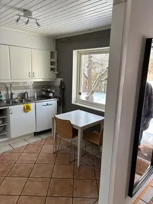 Küche; küchengeräte, fliesenboden, tageslicht