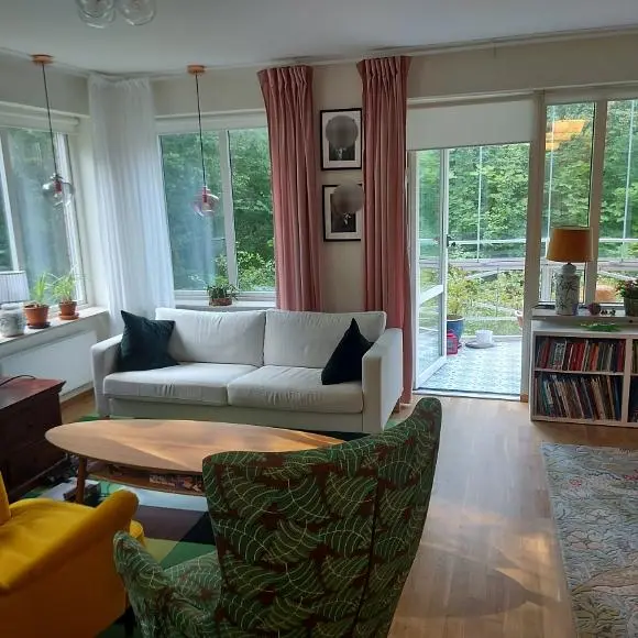 Wohnzimmer; tageslicht, blick, holzboden